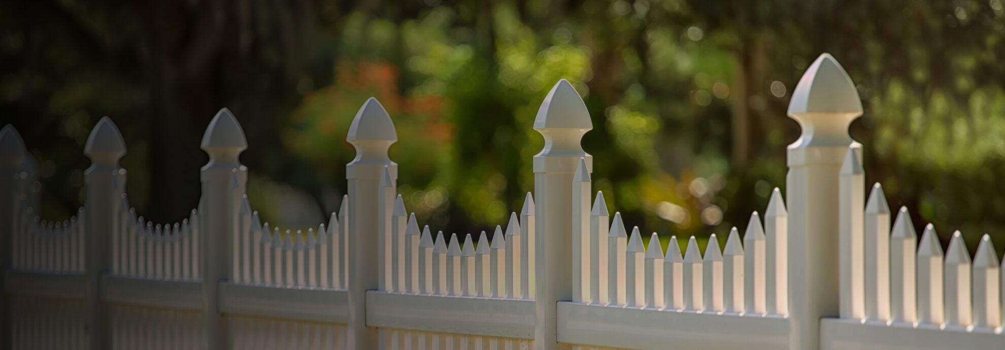 White Scalloped Vinyl Picket Fence in greeley co